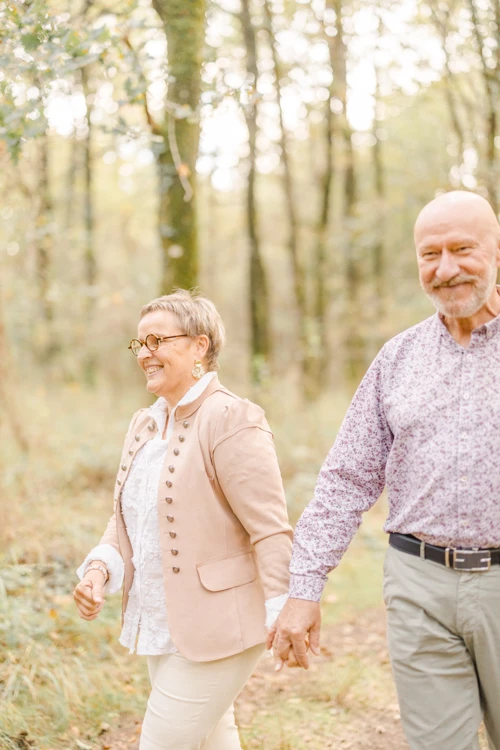 bonheur sourire amour se tenir la main geste